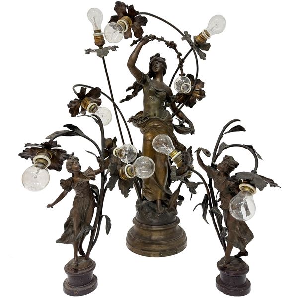 Trittico composto da tre lampade in metallo patinato a bronzo, periodo Liberty