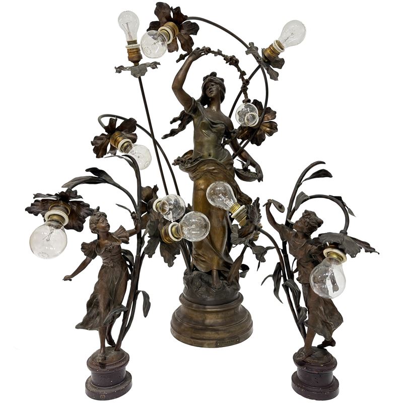 Periodo Liberty, Trittico di tre lampade in metallo patinato a bronzo con personaggi femminili