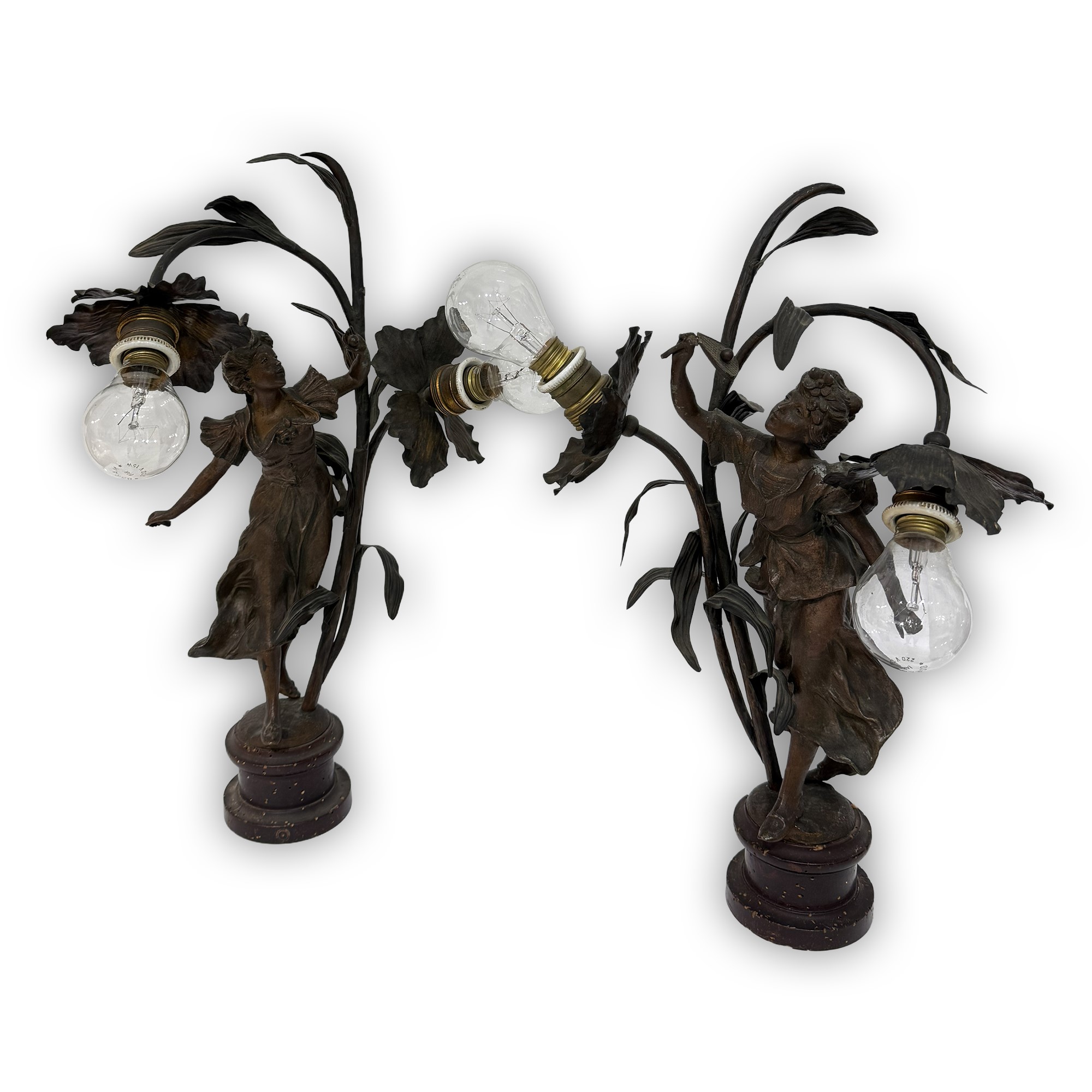 Periodo Liberty, Trittico di tre lampade in metallo patinato a bronzo con personaggi femminili