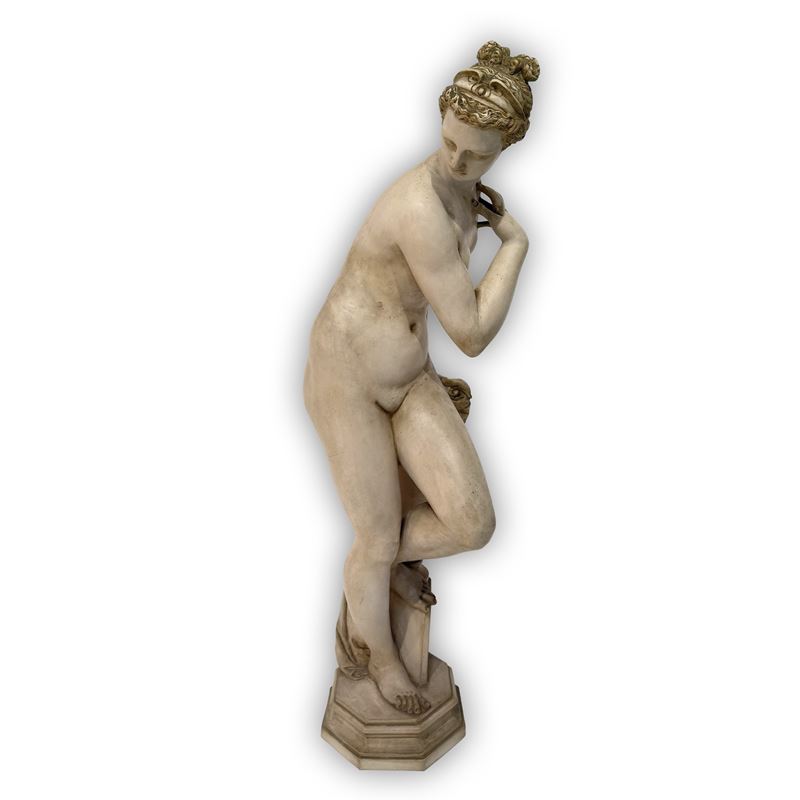 Venus Pudica, scultura in terracotta con patina bianca, piede ottagonale (h. 125 cm)