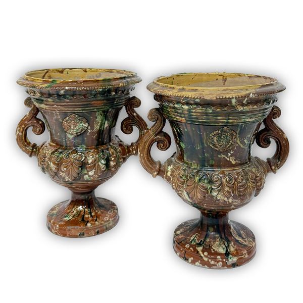 Coppia di vasi a cratere in ceramica a fondo marmorizzato marrone, periodo Liberty
