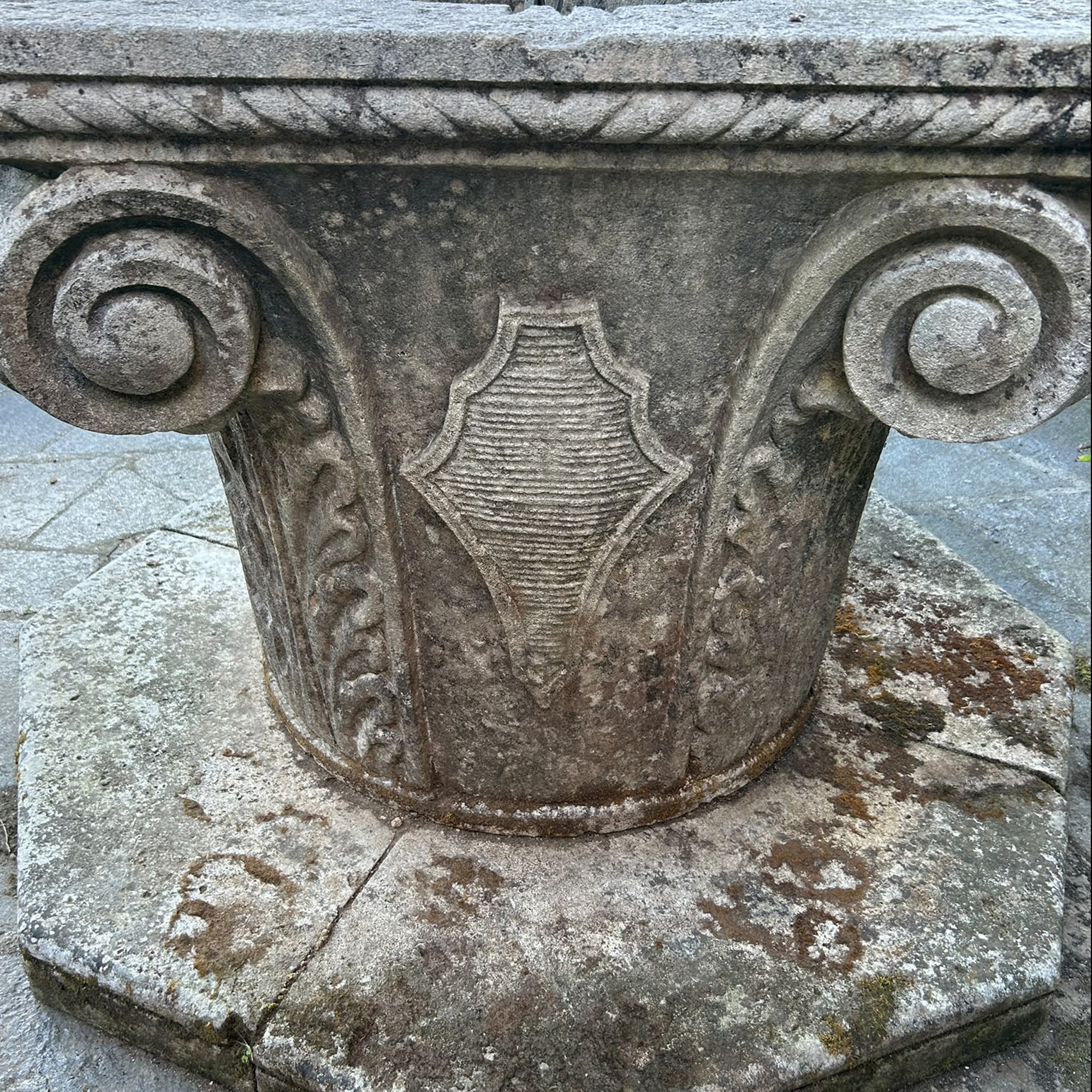 Pozzo antico in pietra di Vicenza, capitello fogliato con volute e struttura in ferro battuto
