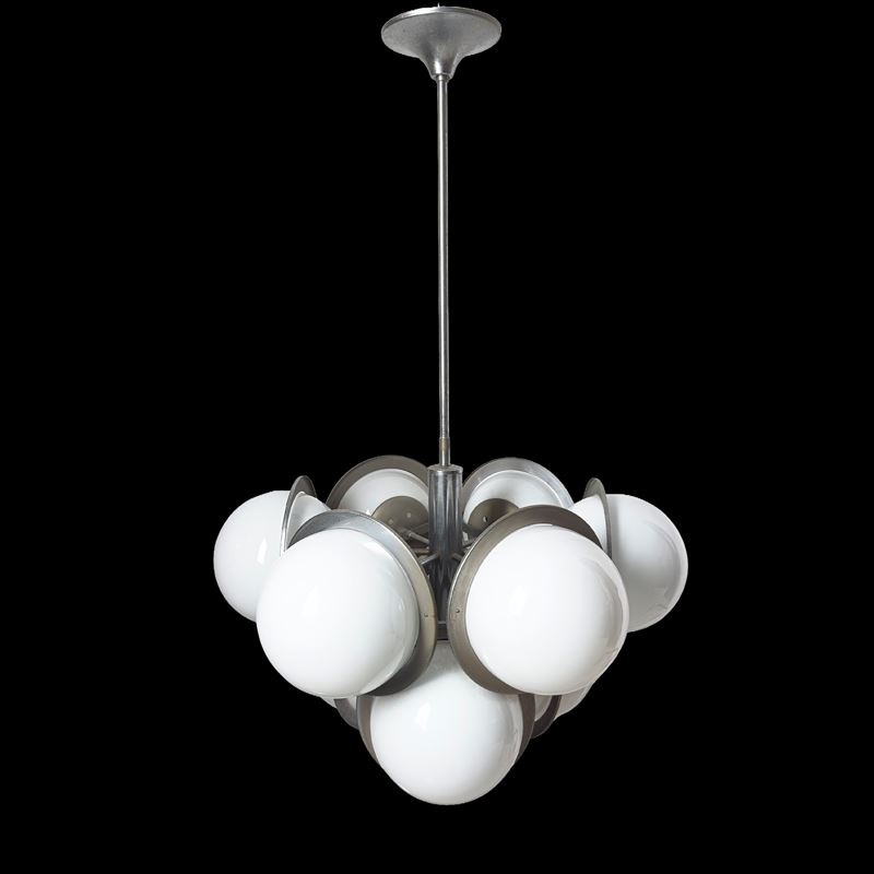 Lampadario Space Age, struttura in metallo cromato con nove sfere in vetro lattimo (anni ’70)