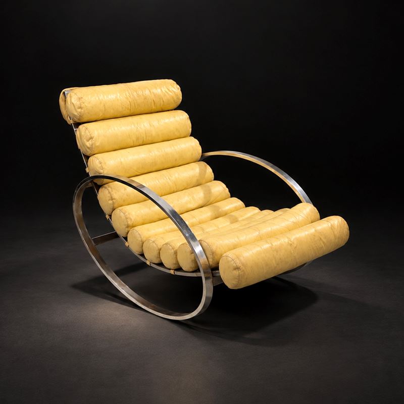 Marco Gobbi, Poltrona a dondolo in metallo cromato rivestita in pelle beige (anni '70)