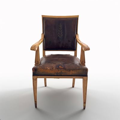 Marco Gobbi, Poltrona in satin wood rivestita in cuoio, Roma