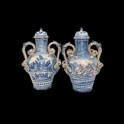 Genova, Coppia di idrie in maiolica bianca e blu