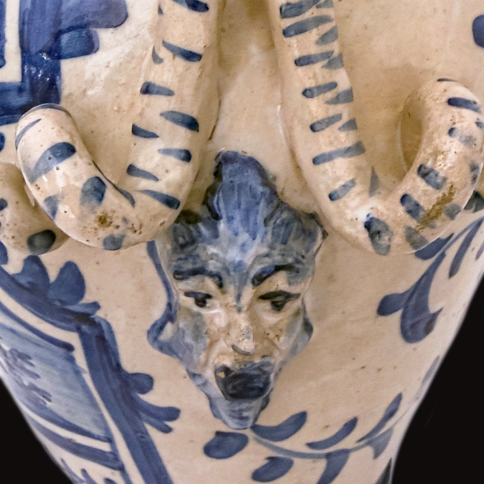 Genova, Coppia di idrie in maiolica bianca e blu