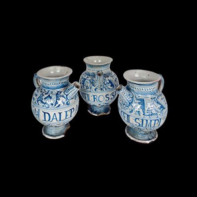 Marche, XVII secolo, Tre versatoi da farmacia in maiolica policroma (bianca e blu)
