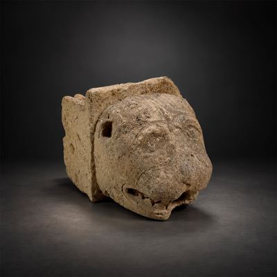 Doccione antico in pietra scolpita a testa di leone