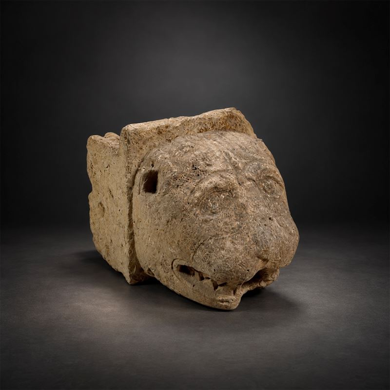 Doccione antico in pietra scolpita a testa di leone