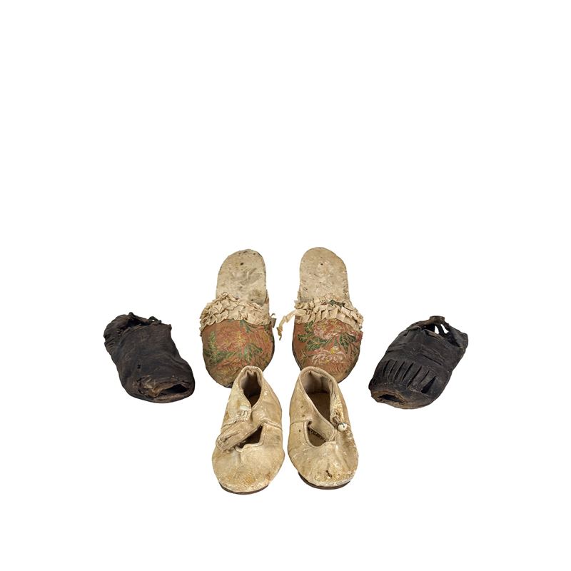 Due paia di scarpe in cuoio, con manufatture e materiali differenti