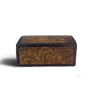 Cassina in legno dipinto in policromia a motivi stilizzati, coperchio bombato, XVIII secolo