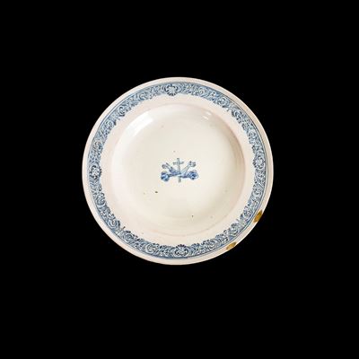 Piatto in maiolica bianca e blu, Italia centrale, XVII secolo