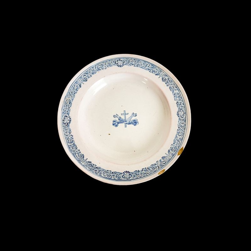 Piatto in maiolica bianca e blu, Italia centrale, XVII secolo