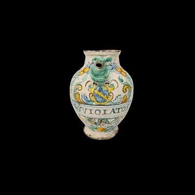 Deruta, Versatoio monoansato in maiolica bianca e policroma, 1615