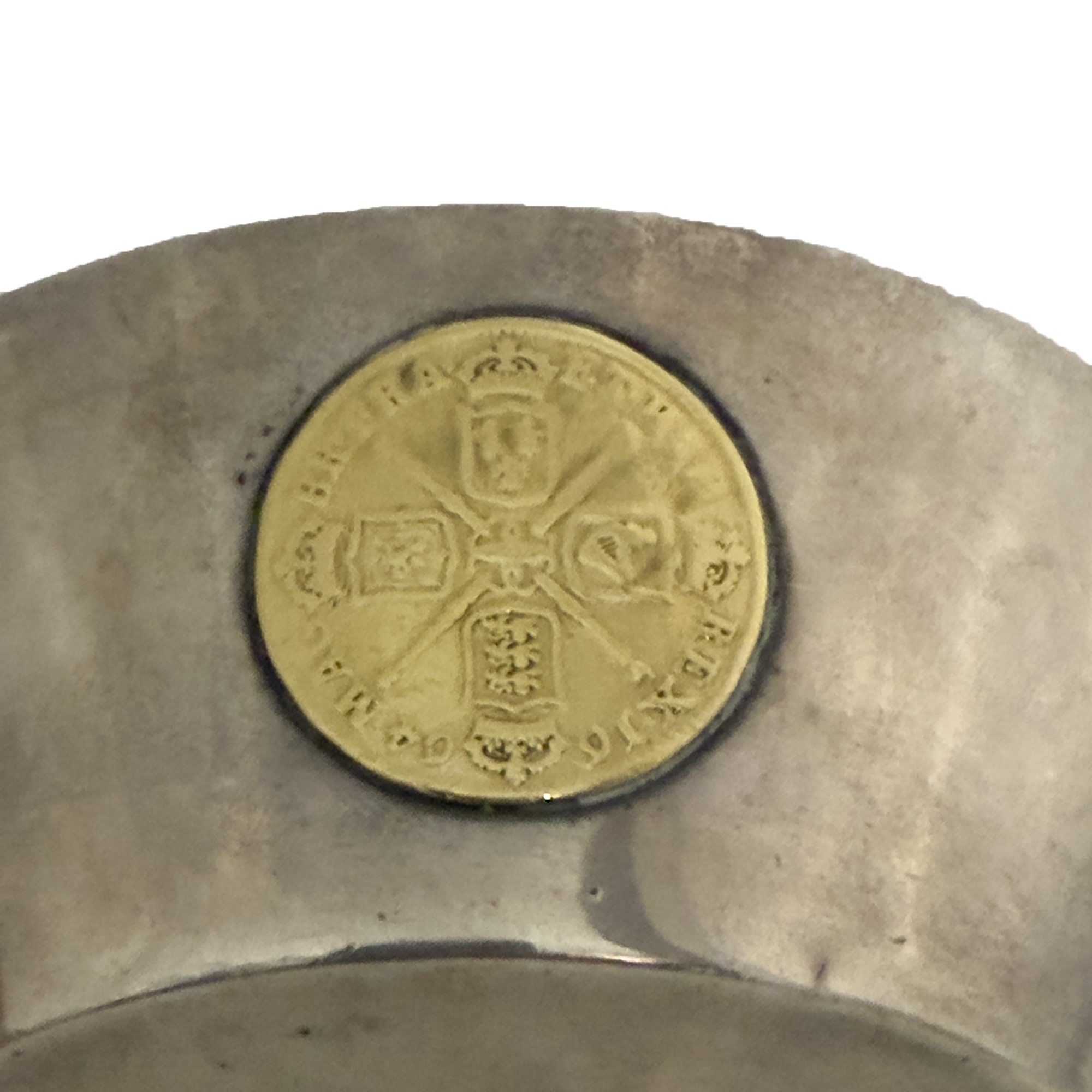 Charles & Sons Ltd., Ciotola in argento sterling con decorazione a ghinee, Londra, 1900