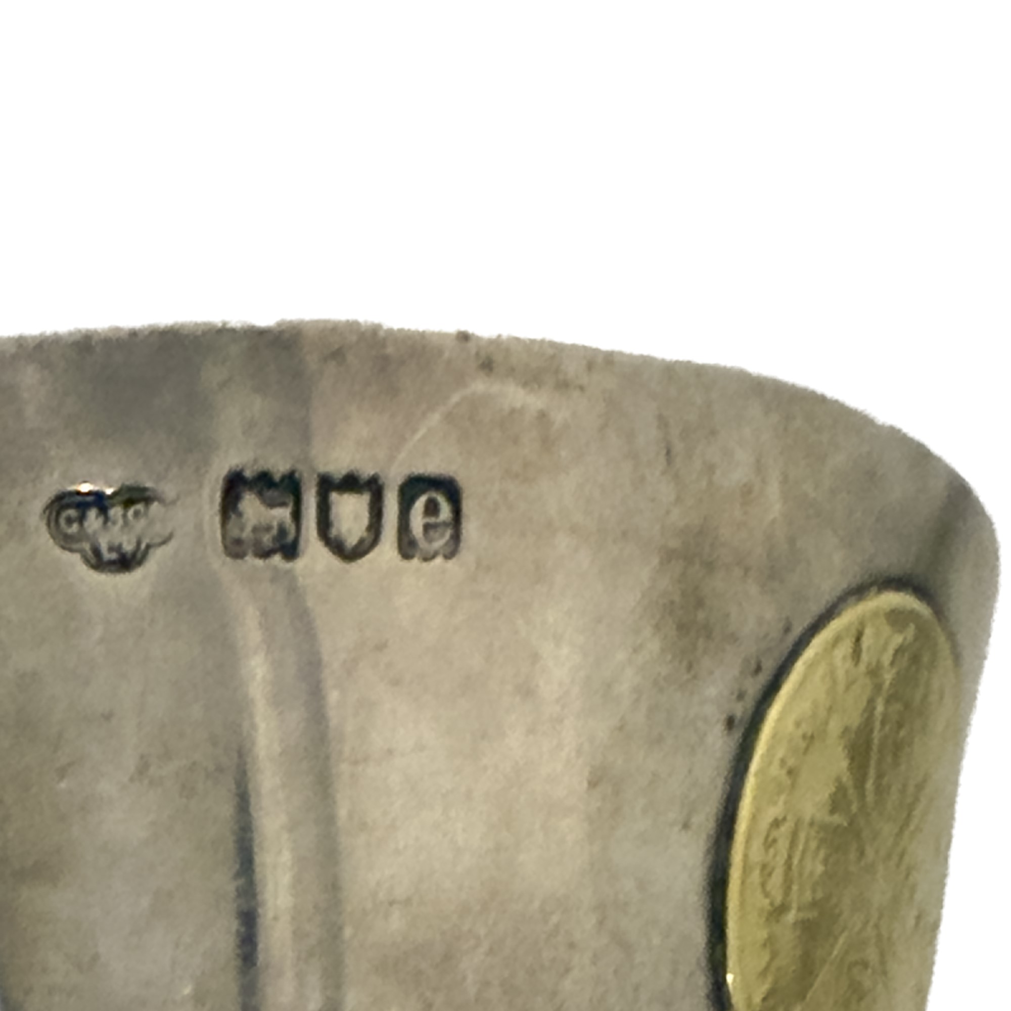 Charles & Sons Ltd., Ciotola in argento sterling con decorazione a ghinee, Londra, 1900