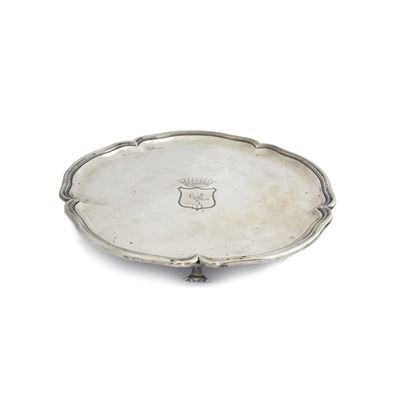 Salver in argento del XVIII secolo, profilo del bordo centinato e tre pieducci ricurvi