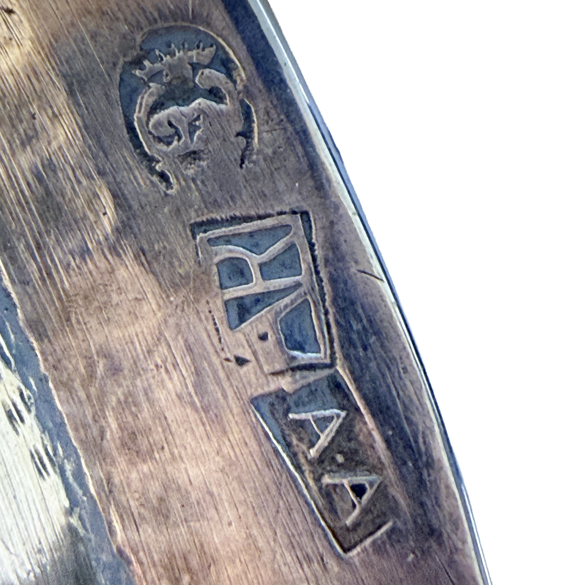 Salver in argento del XVIII secolo, profilo del bordo centinato e tre pieducci ricurvi