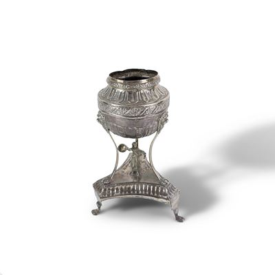 Vaso a tripode in argento, Napoli, corpo globulare sbalzato con figura a tuttotondo (circa 1830)