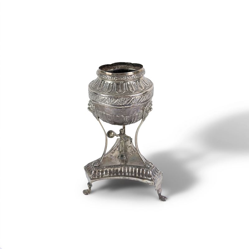 Vaso a tripode in argento, Napoli, corpo globulare sbalzato con figura a tuttotondo (circa 1830)