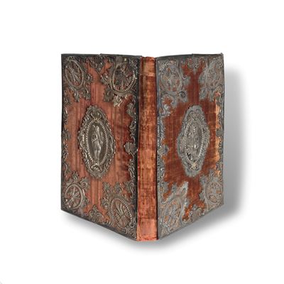Rilegatura in velluto rosso e argento del XVIII secolo, placca figurata di Santa Chiara e San Bia...