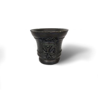 Mortaio in bronzo patinato, con croce di Malta coronata in rilievo, XVII secolo