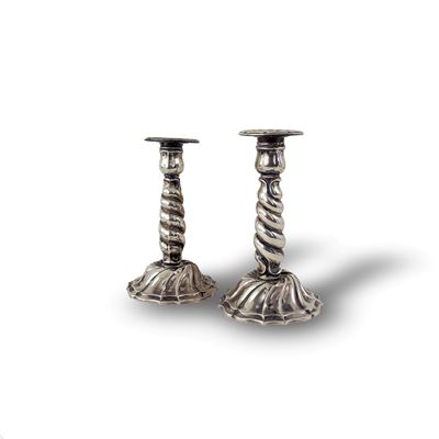Coppia di candelieri a torchon in argento con base a costolature elicoidali