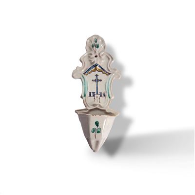 Acquasantiera, cartella parietale centinata dipinta in maiolica bianca e policroma, Italia setten...