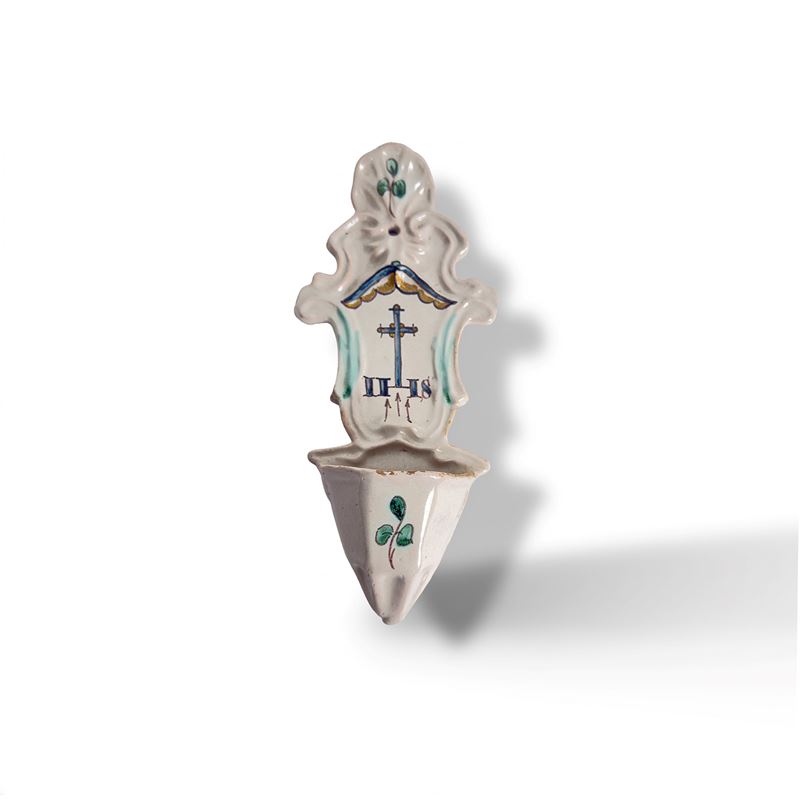 Acquasantiera, cartella parietale centinata dipinta in maiolica bianca e policroma, Italia setten...