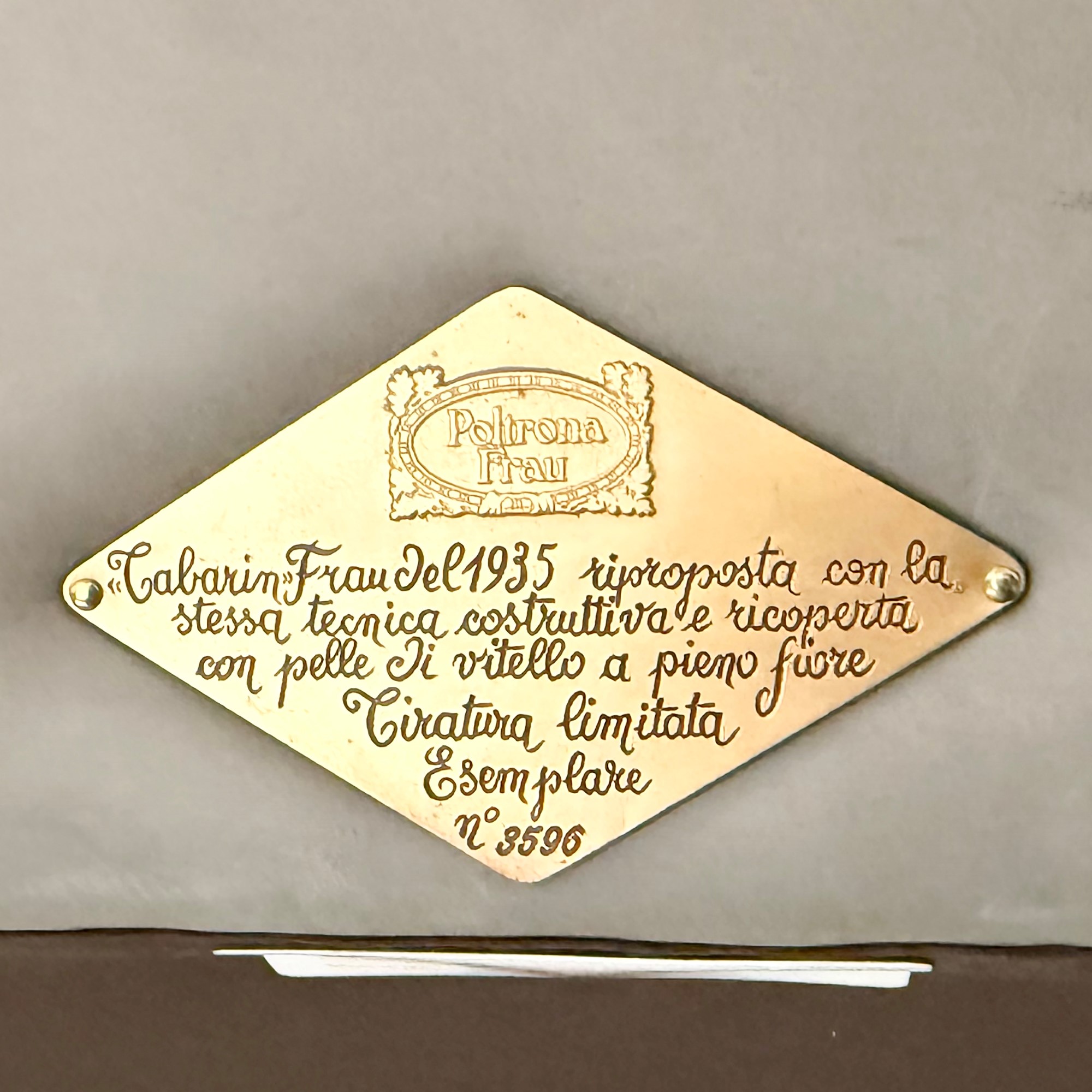 Renzo Frau per Poltrona Frau, Tabarin, coppia di poltrone in pelle grigia (1989)