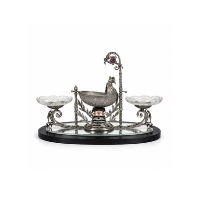 Thomas Johnson & Co., Centrotavola in argento sterling cesellato con stemmi smaltati e supporti i...