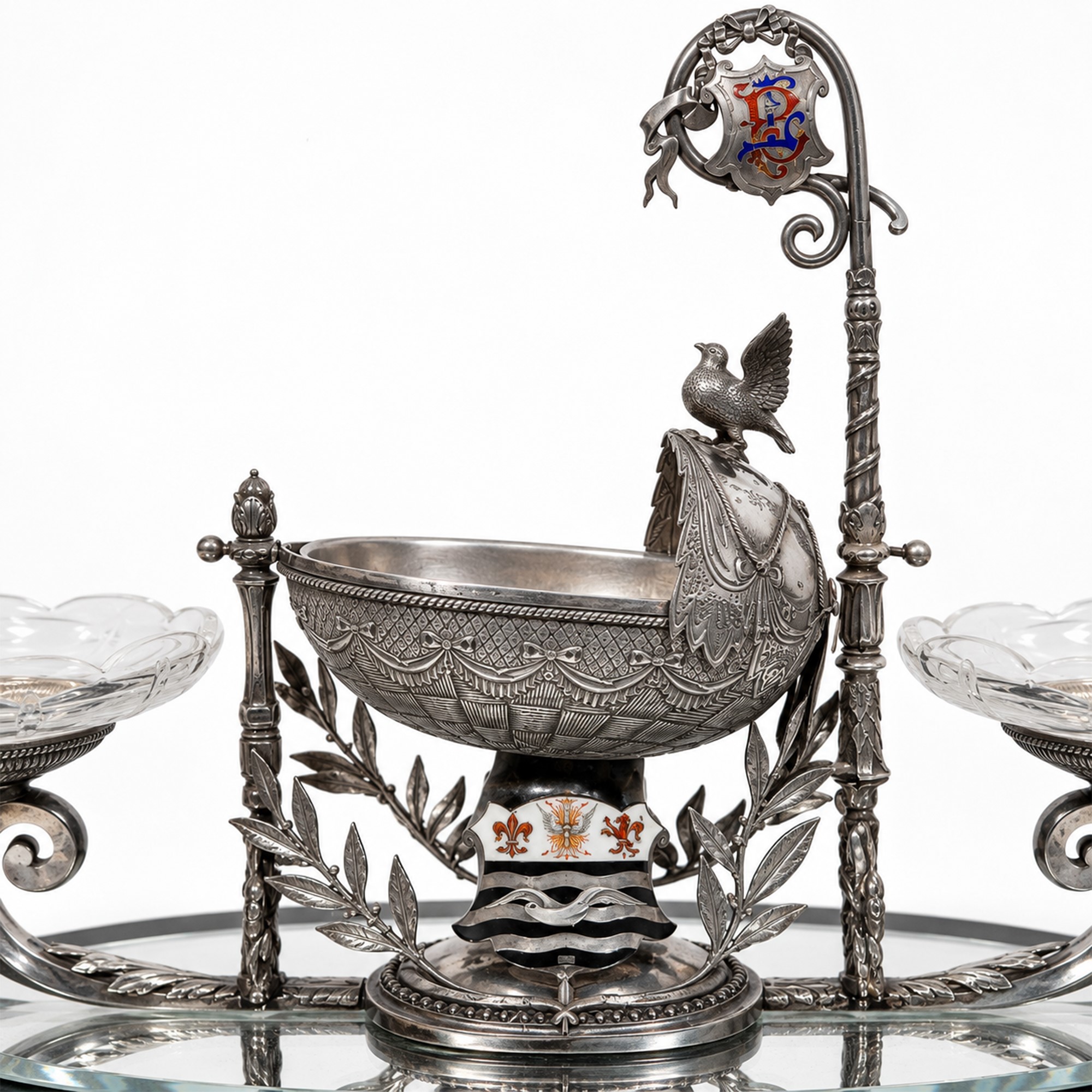 Thomas Johnson & Co., Centrotavola in argento sterling cesellato con stemmi smaltati e supporti i...