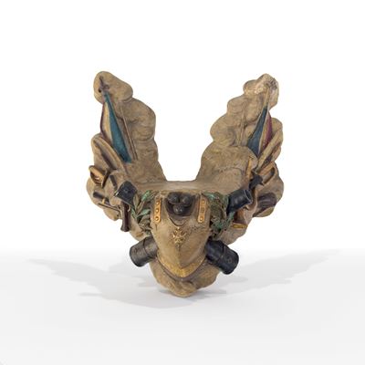 Mensola in gesso policromo, panoplia militare in altorilievo, XIX secolo