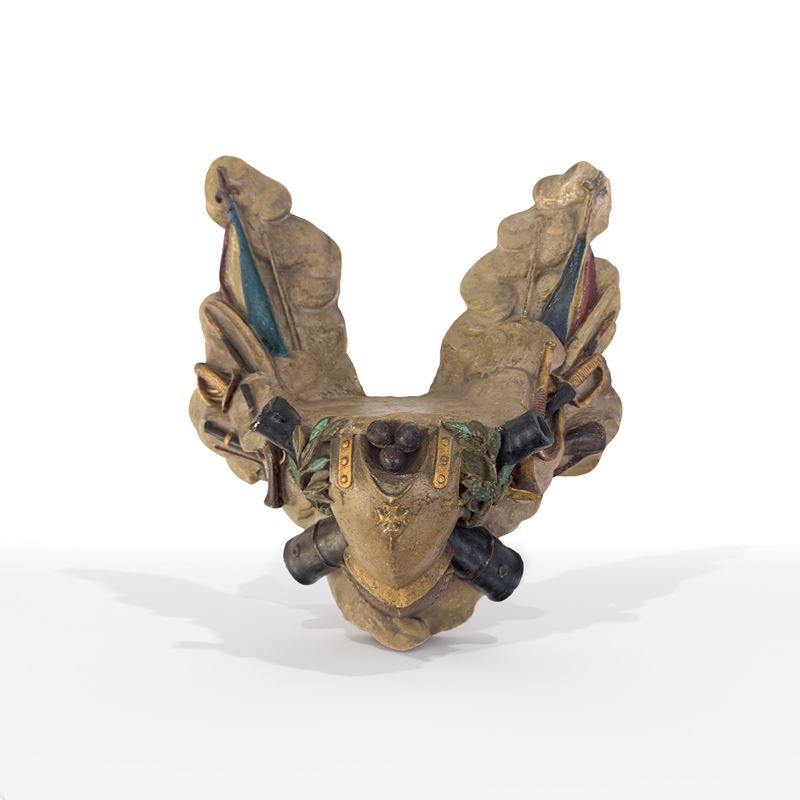 Mensola in gesso policromo, panoplia militare in altorilievo, XIX secolo
