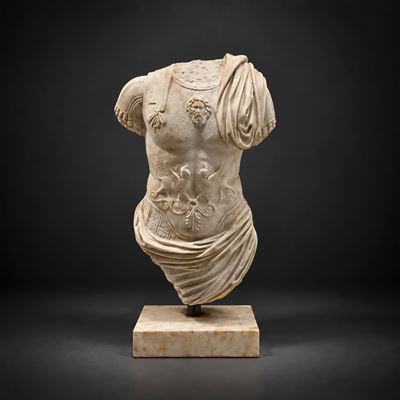 Busto maschile panneggiato con lorica musculata, testa di Giove tra due leoni alati