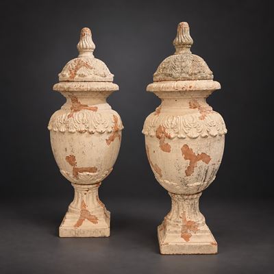 Coppia di Grandi Vasi con Coperchio in Terracotta a Patina Bianca