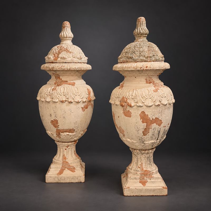 Coppia di Grandi Vasi con Coperchio in Terracotta a Patina Bianca