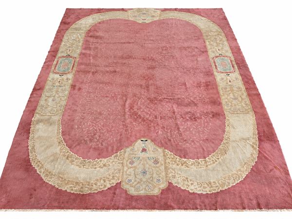 Grande tappeto a fondo rosso e beige