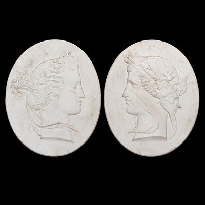 Coppia di Madaglioni in Gesso di Forma Ovale