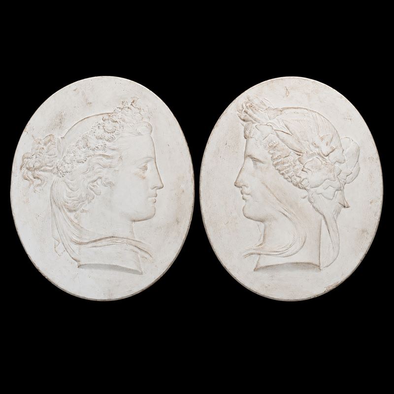 Coppia di Madaglioni in Gesso di Forma Ovale
