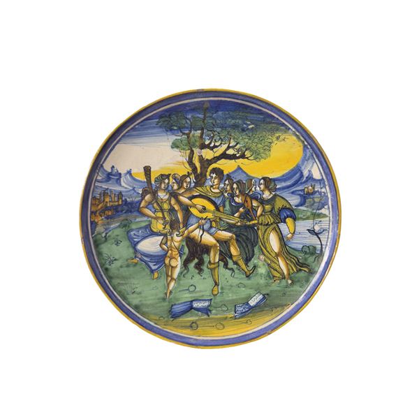 Coppa apoda in maiolica bianca e policroma