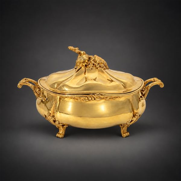 Elegante zuppiera in argento dorato, Parigi, XIX secolo