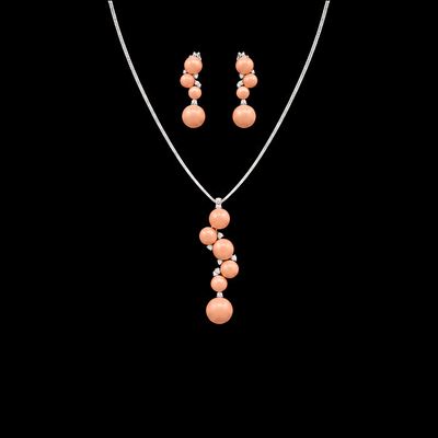 Collana e Paio di Orecchini in Oro Bianco 18kt., Coralli Pelle D’angelo Cabochon e Diamanti
