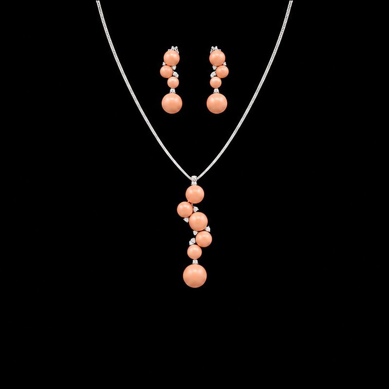 Collana e Paio di Orecchini in Oro Bianco 18kt., Coralli Pelle D’angelo Cabochon e Diamanti