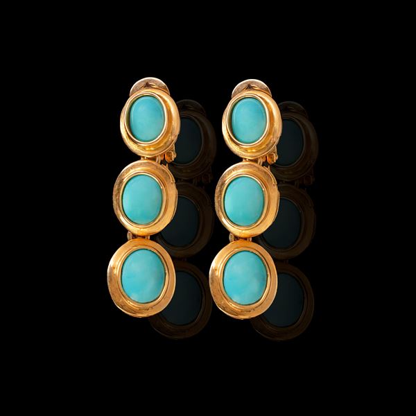Paio di orecchini pendenti in oro giallo 18kt. con turchesi naturali cabochon
