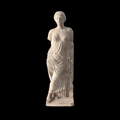 Figura Femminile Panneggiata, Scultura in Marmo Bianco