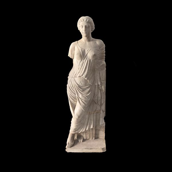 Figura femminile panneggiata, scultura in marmo bianco
