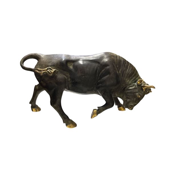 Figura di toro in bronzo a patina verde a fuoco e finiture spazzolate