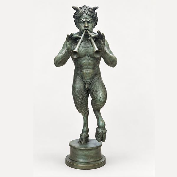 Fauno danzante che suona un flauto doppio, scultura di bronzo patinato a fuoco verde pompeiano